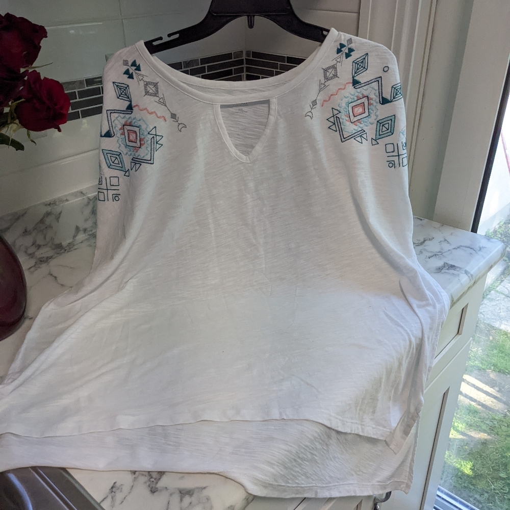 White top with native embroidery. XXL